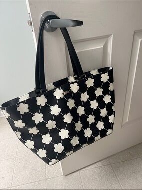 Kate Spade NWOT Black Tote Bag with White Flower Pattern